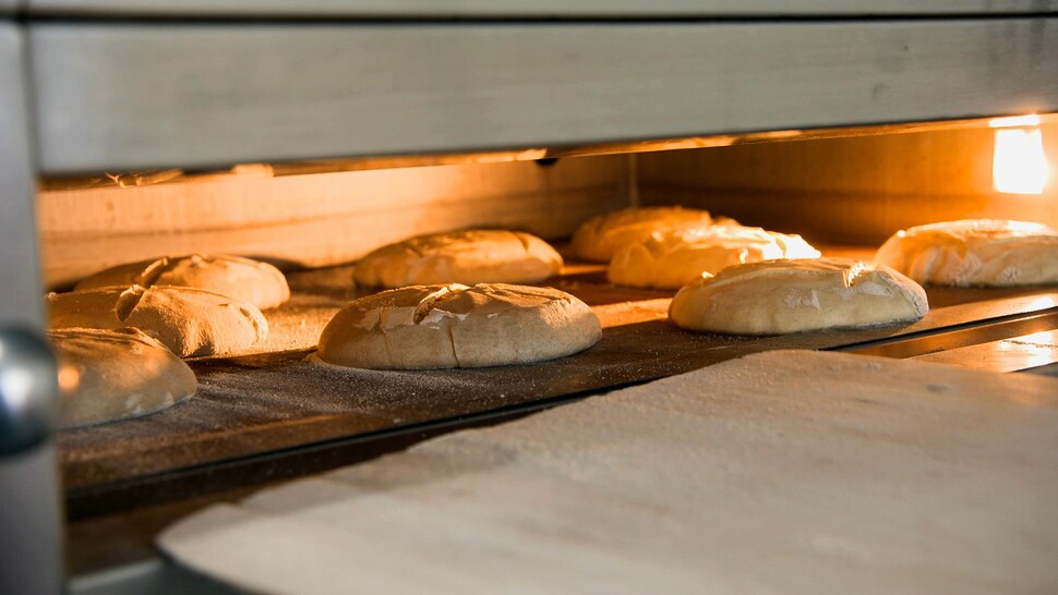 Des pains artisanaux en train de cuire.