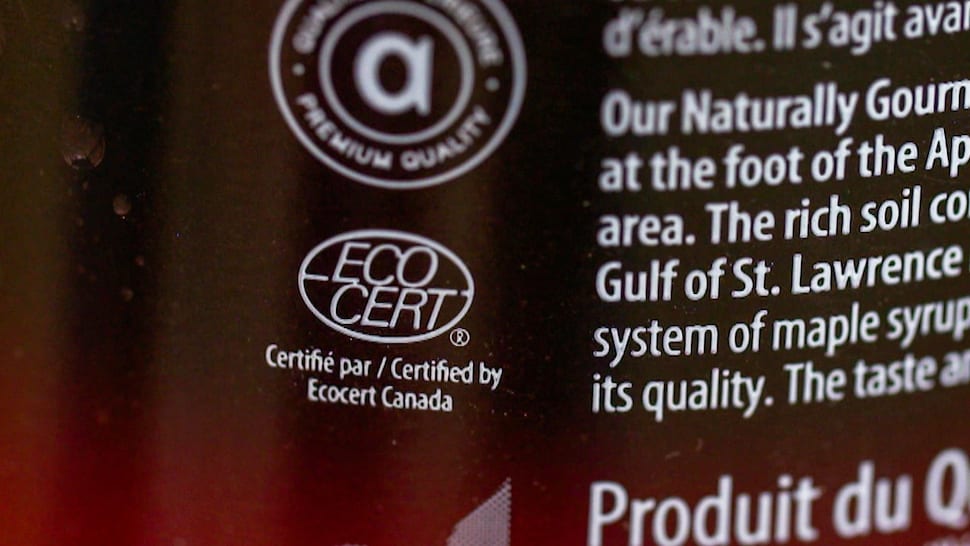 Le logo Ecocert sur une canne de sirop d'érable.