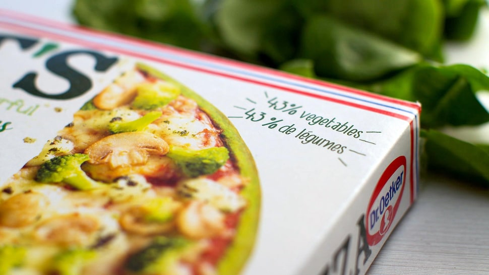 Une boîte de pizza surgelée.