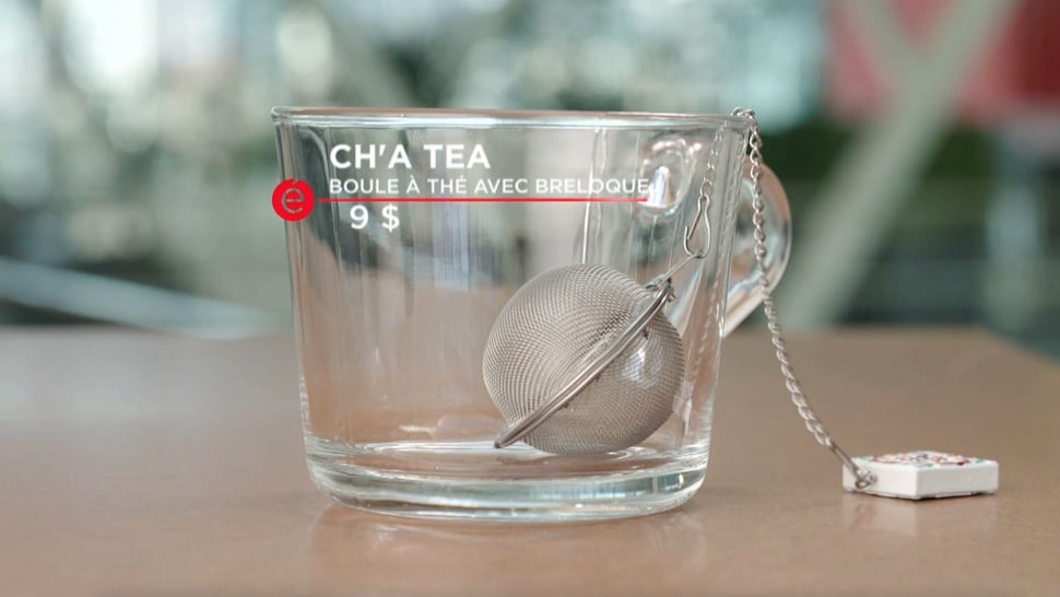 Une boule à thé avec une breloque de la marque Ch'a tea.