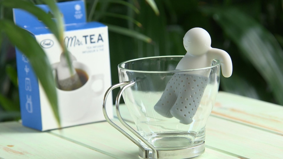 Un infuseur à thé en silicone en forme de bonhomme de la marque Mr Tea.