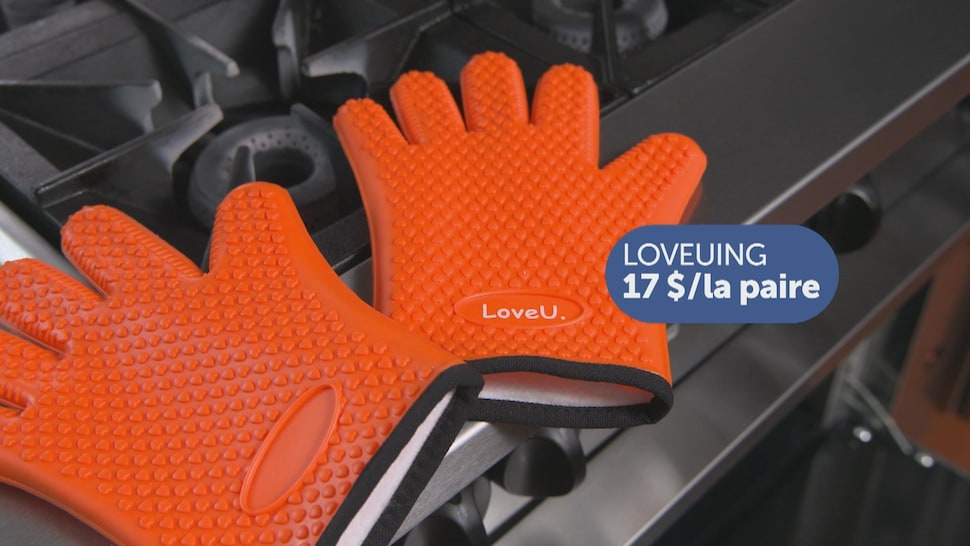 Une paire de gants en silicone orange.