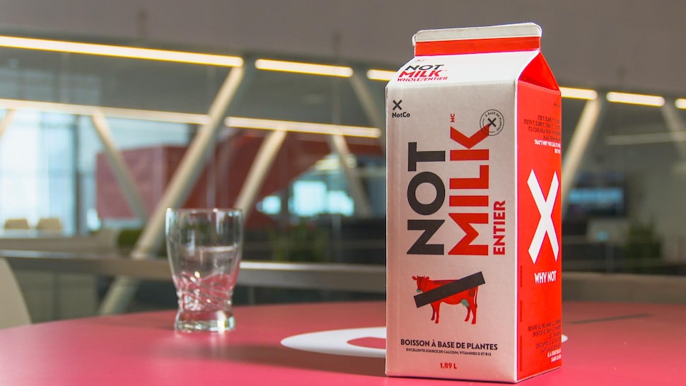 Un carton de lait végétal Not Milk déposé sur une table.