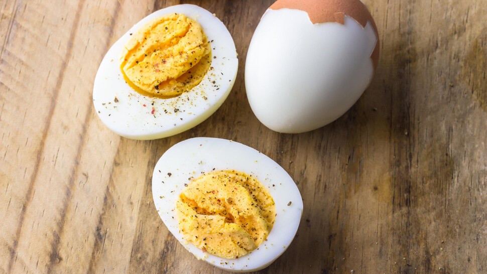 Des oeufs à la coque avec des grains de poivre.