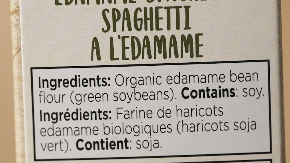 Une liste d'ingrédient de spaghetti à l'edamame, qui indique «farine de haricots edamame biologique ».