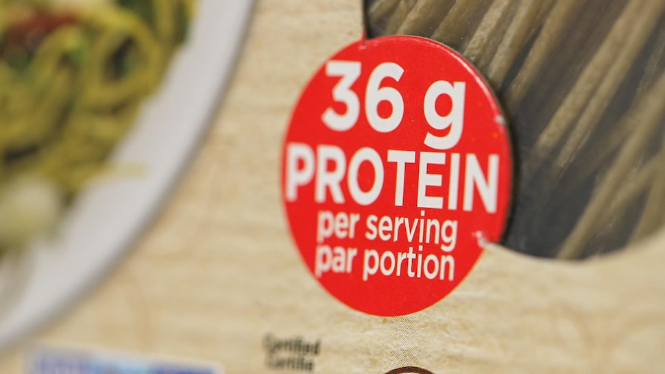 Un emballage de pâtes de légumineuses sur lequel il est indiqué 36 g de protéines.