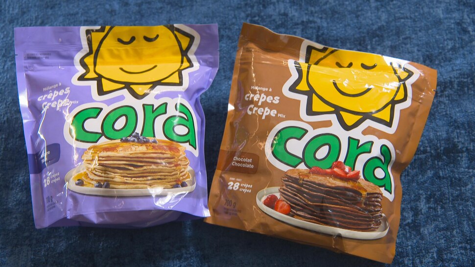 Deux paquets de préparation à crêpes de la marque Cora.