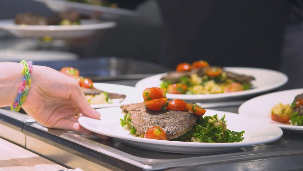 Une assiette de bavette de veau avec des tomates.