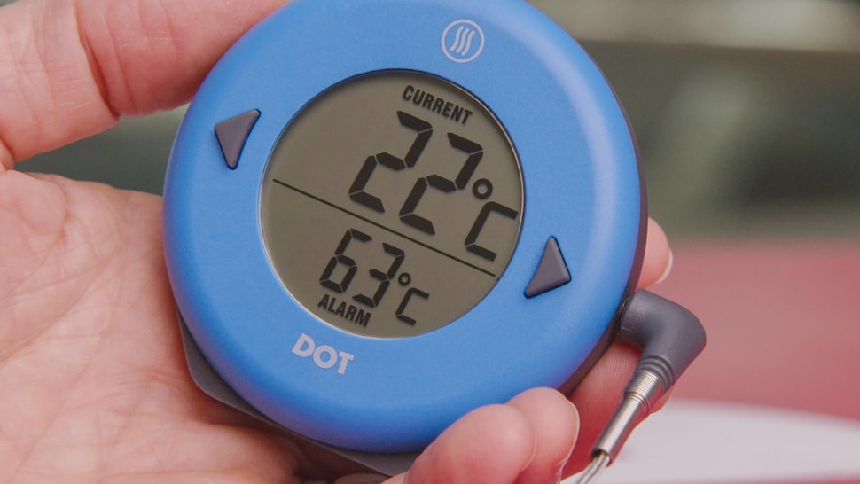 Un thermomètre à viande bleu de la marque ThermoWorks.