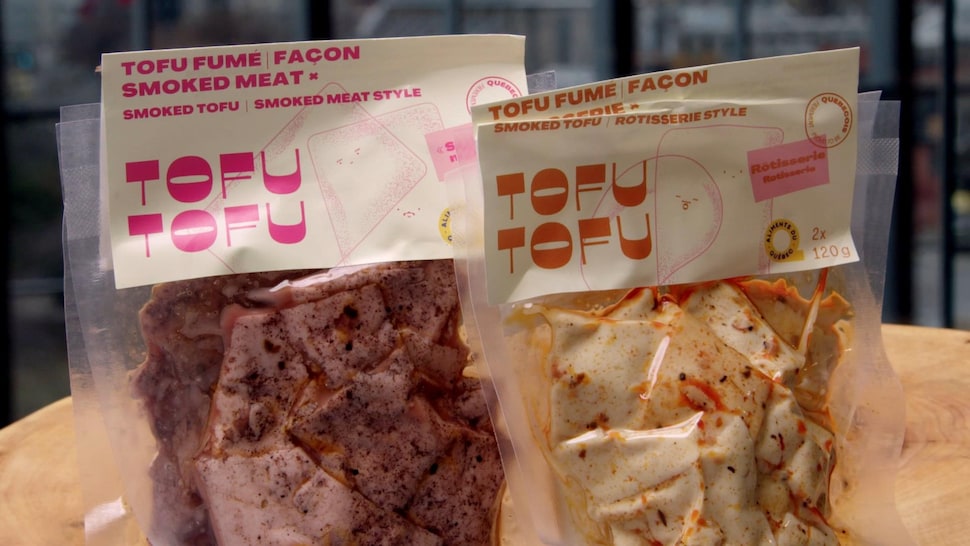 Un paquet de tofu fumé façon smoked meat et de tofu fumé style rôtisserie.