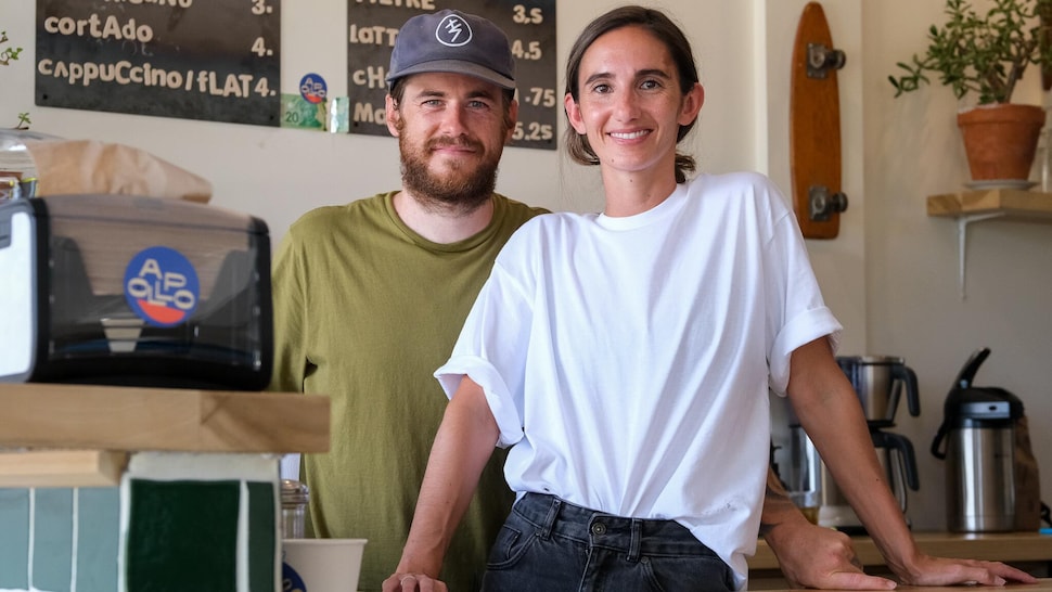 Le couple Gabrielle Pilotti et Matthieu Charland, propriétaire du nouveau café Apollo de l'avenue Royale à Sainte-Anne-de-Beaupré.