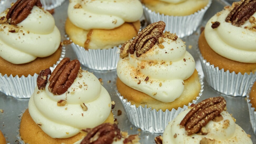De la poudre d'or sur un cupcake. 
