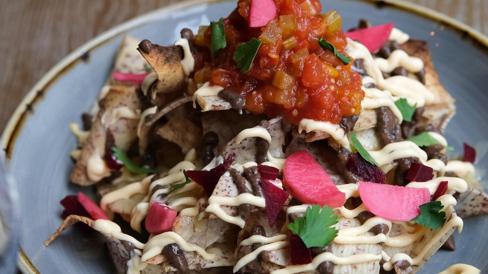 Un coloré nacho dans une assiette. 