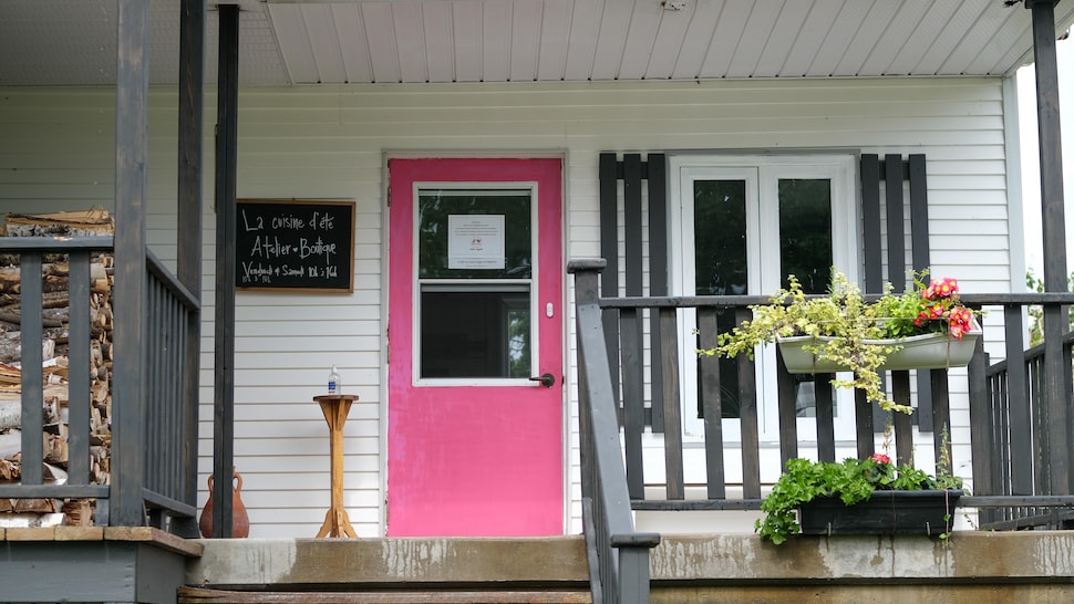 Une porte rose aux couleurs de l'entreprise accueille la clientèle. 