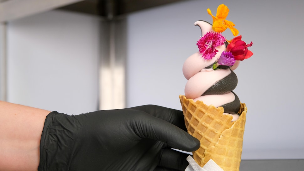 Un cornet de crème glacée rose et noire. 