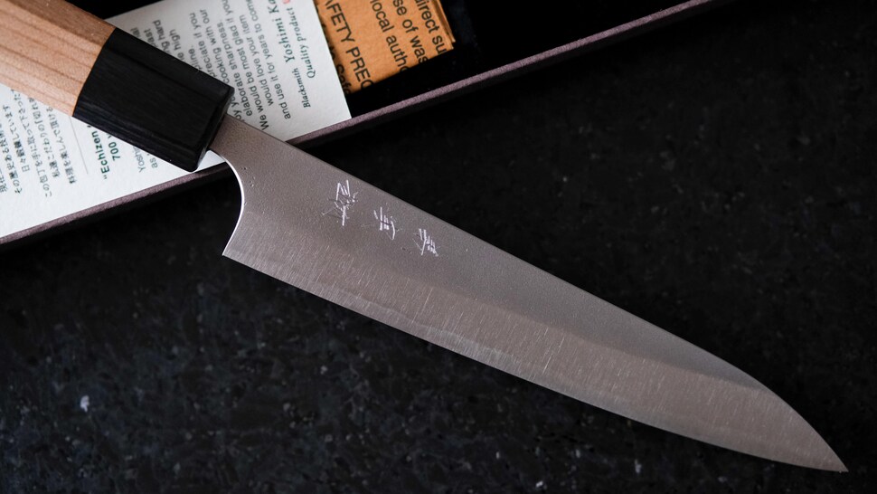 Un couteau japonais sur du granite noir. 
