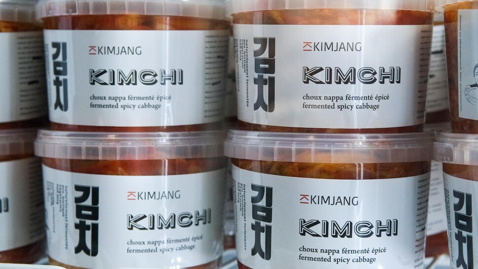 Un récipient de kimchi dans un réfrigérateur. 