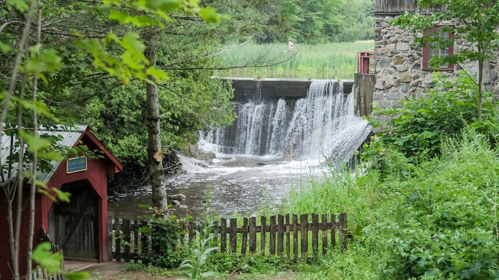 Un barrage hydro-électrique qui alimente un moulin à farine. 