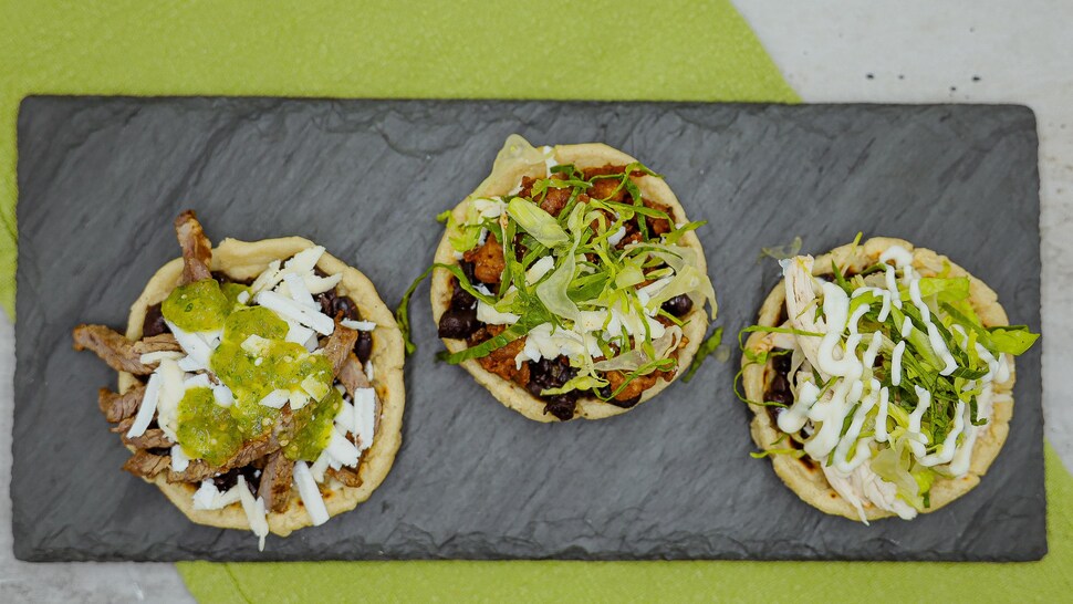 Trois sopes garnis sont disposés sur une planche.