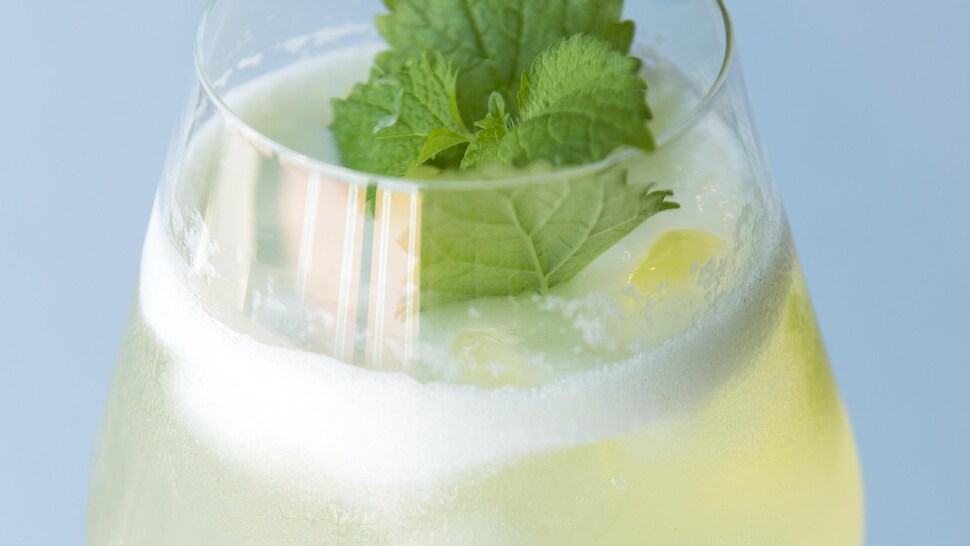 un verre avec une boisson alcoolisée.