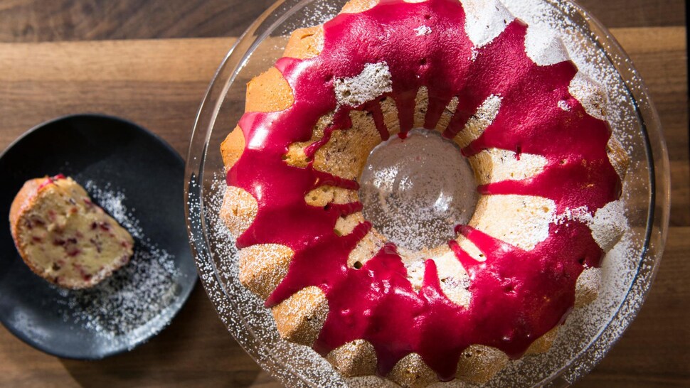 Le gâteau est dans une assiette sur pied.