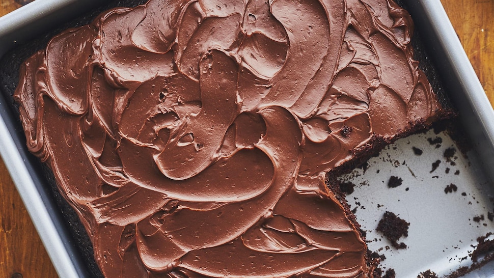 Le gâteau super moelleux au chocolat est dans un moule carré.