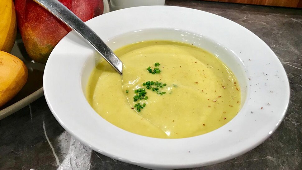 Une assiette creuse avec de la soupe.