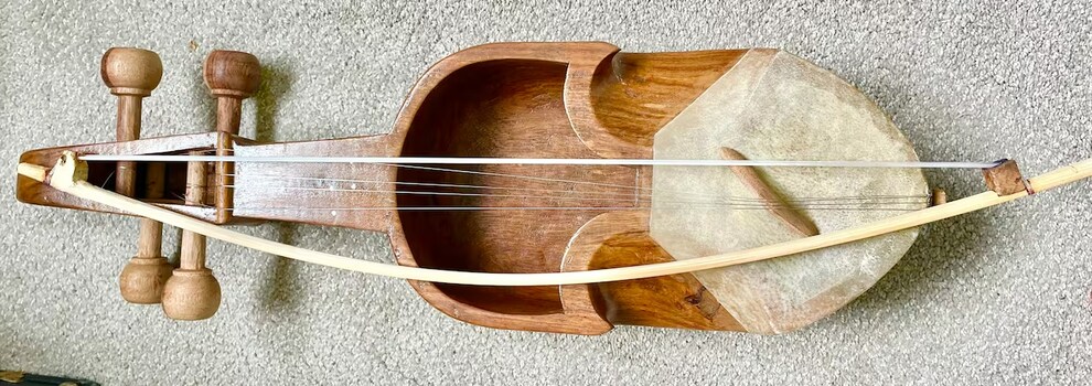 Un instrument de musique à cordes en bois dont la partie inférieure est couverte d'une peau animale, sur une photo non datée prise à Edmonton.