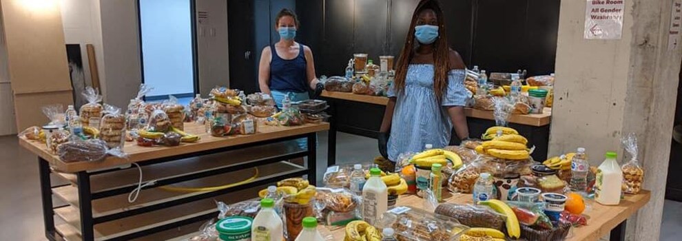 Des plateaux de nourriture dans une salle avec deux personnes.