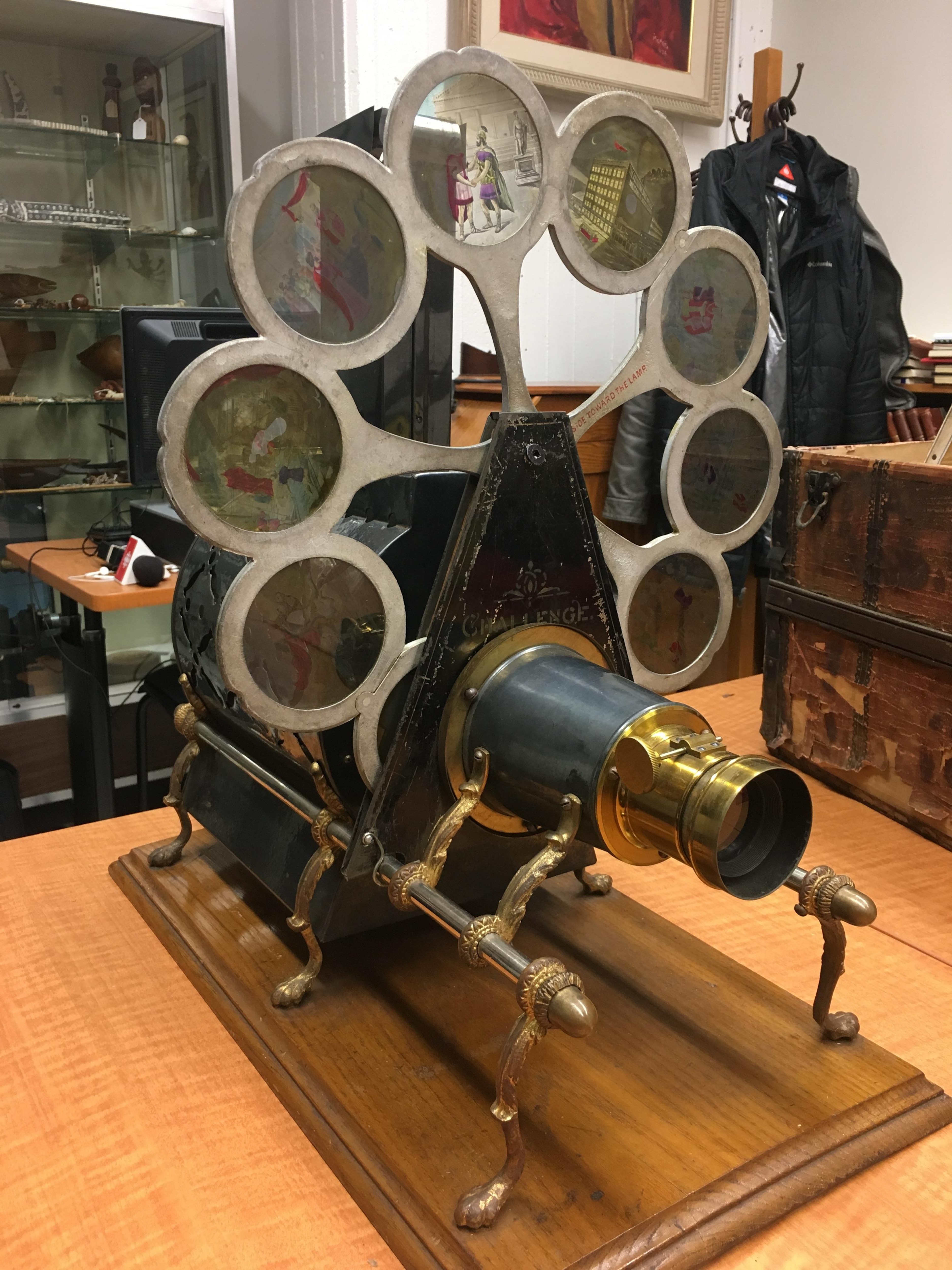 Une lanterne magique, ancêtre des appareils cinématographiques, qui fait partie du don du collectionneur François Lemai à l'Université Laval, 