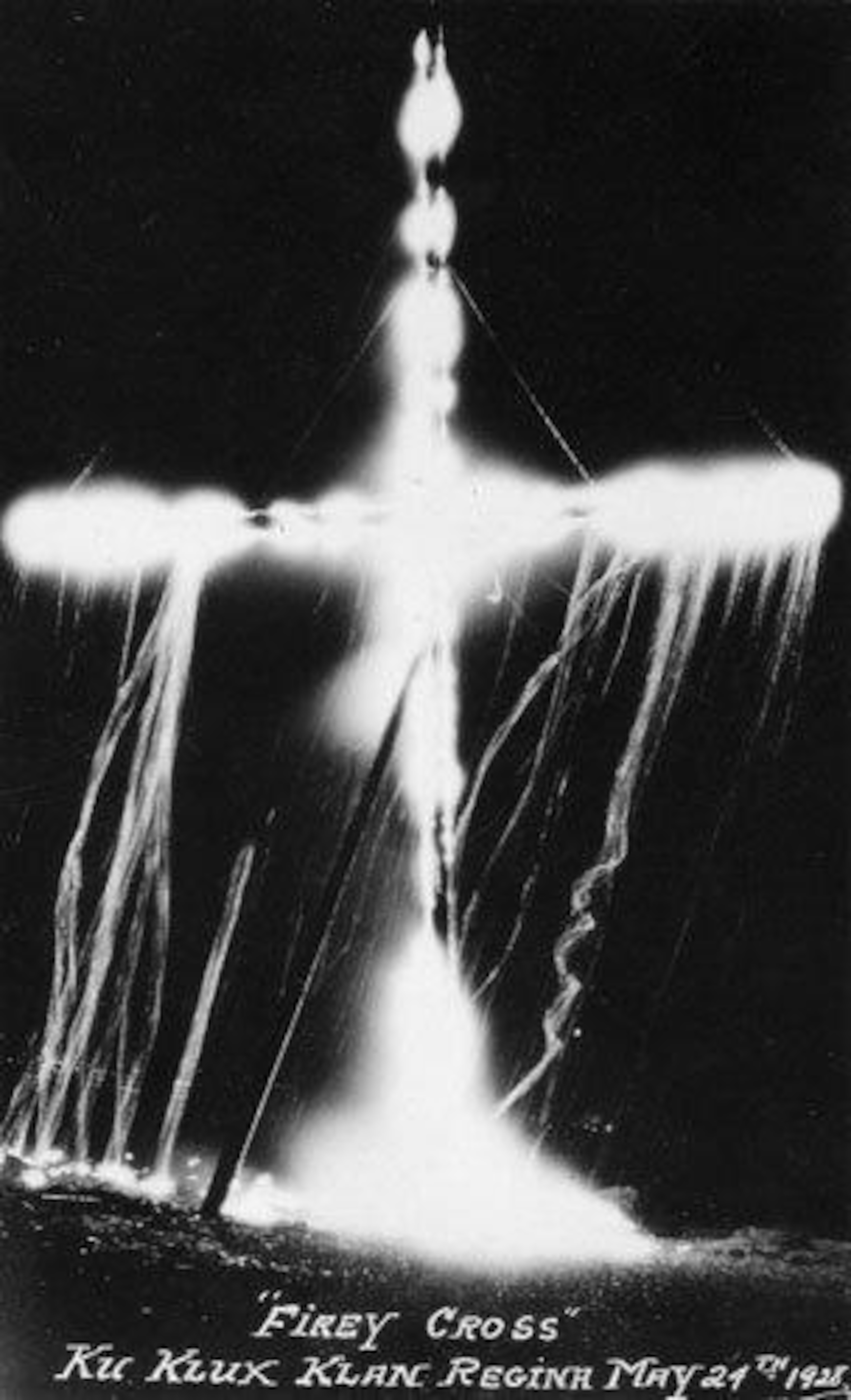 Photo en noir et blanc de la croix en train de brûler.