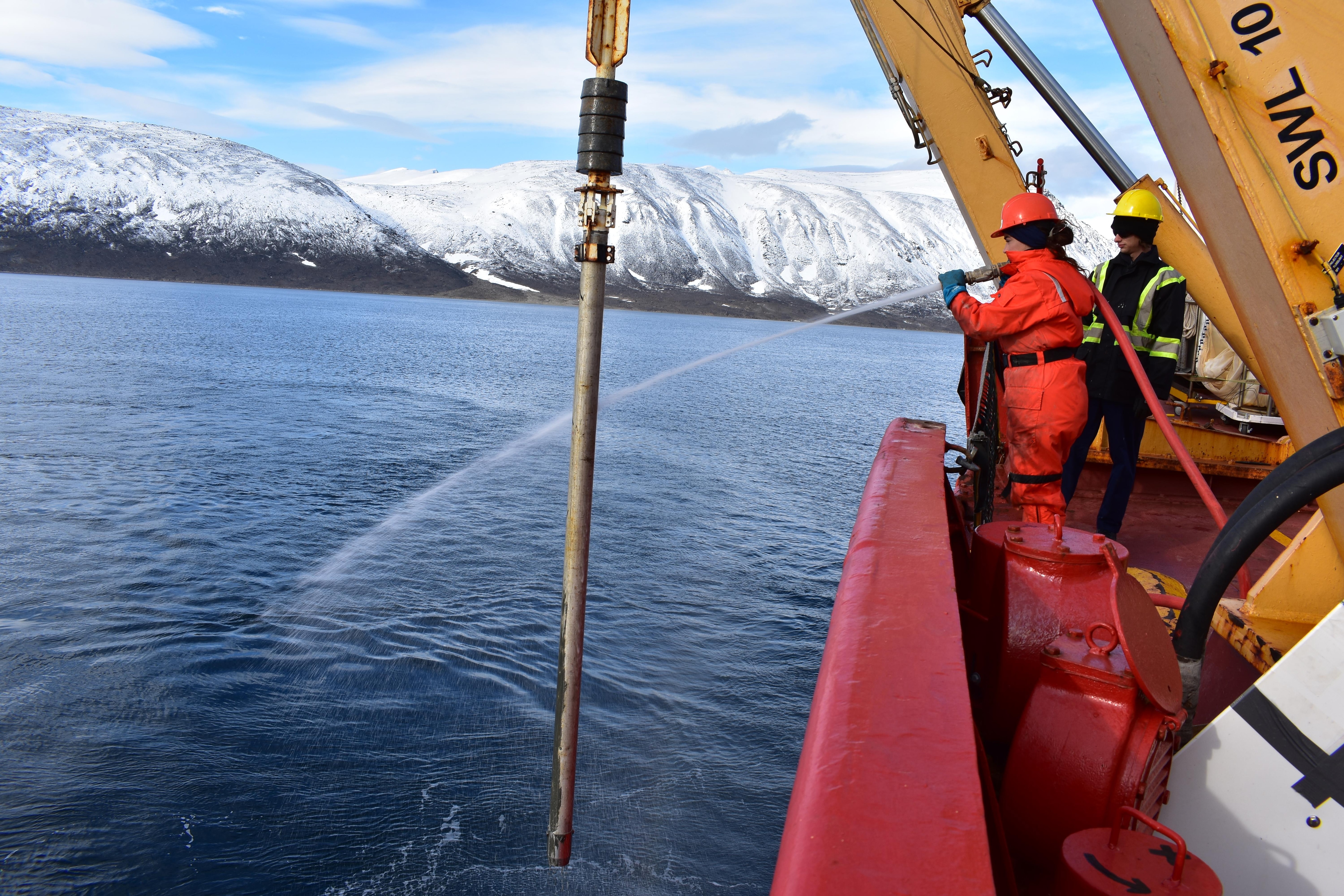 À bord de l'Amundsen, l'équipe de l'ISMER procède à la récolte de sédiments marins.