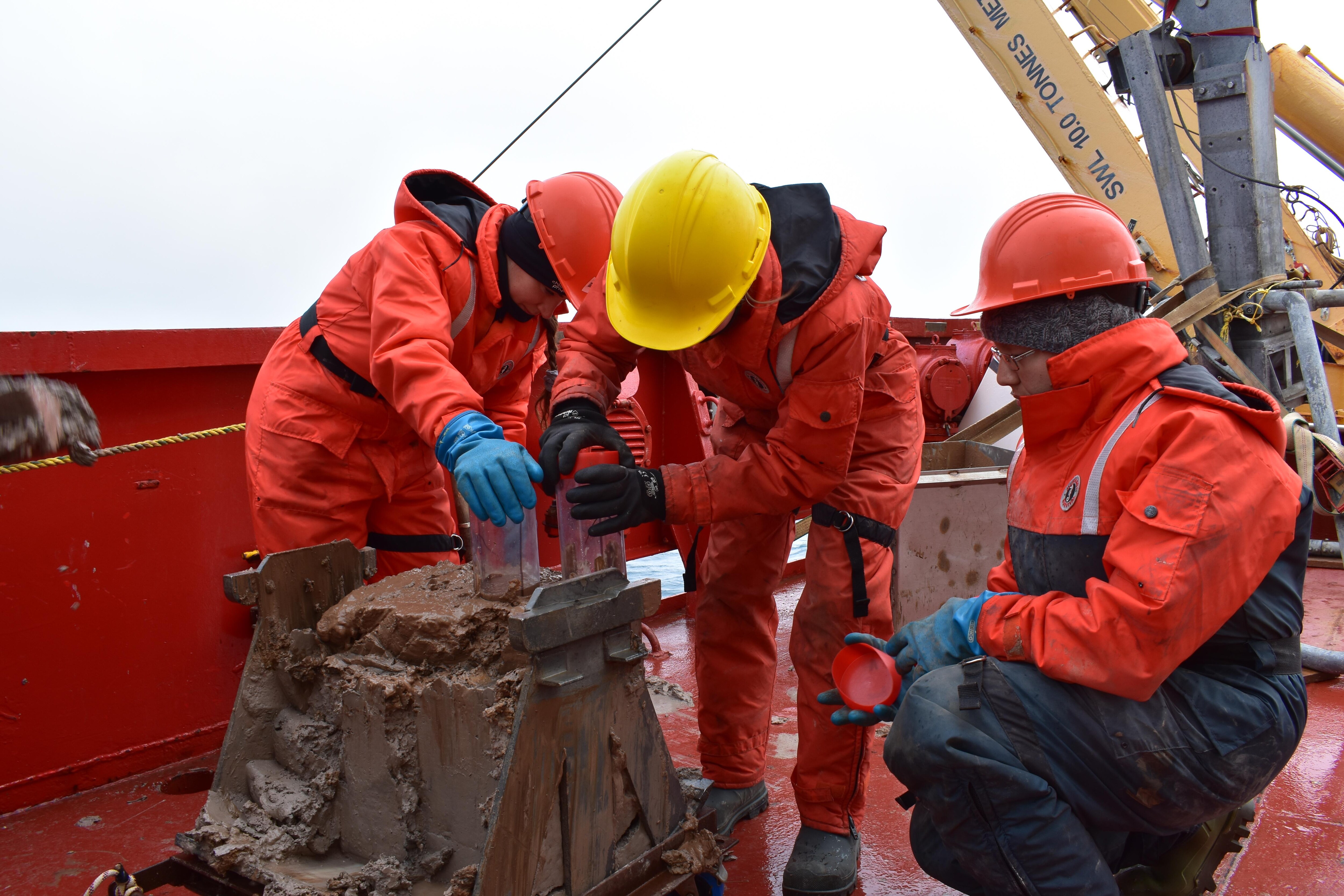 L'équipe de l'ISMER s'affaire à récolter des sédiments des fonds marins de l'Arctique canadien.