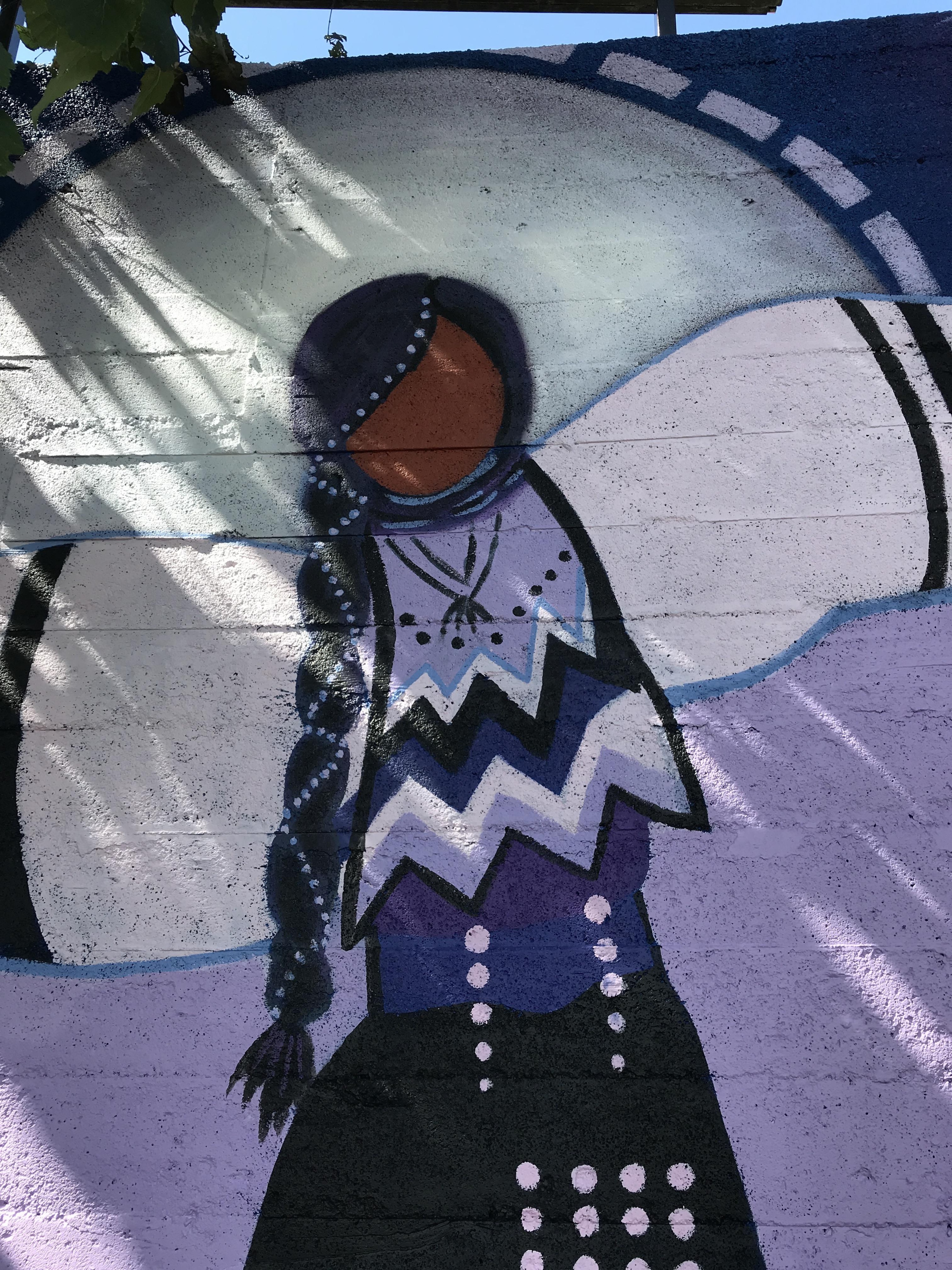 Une murale montre une femme ressemblant à un ange.