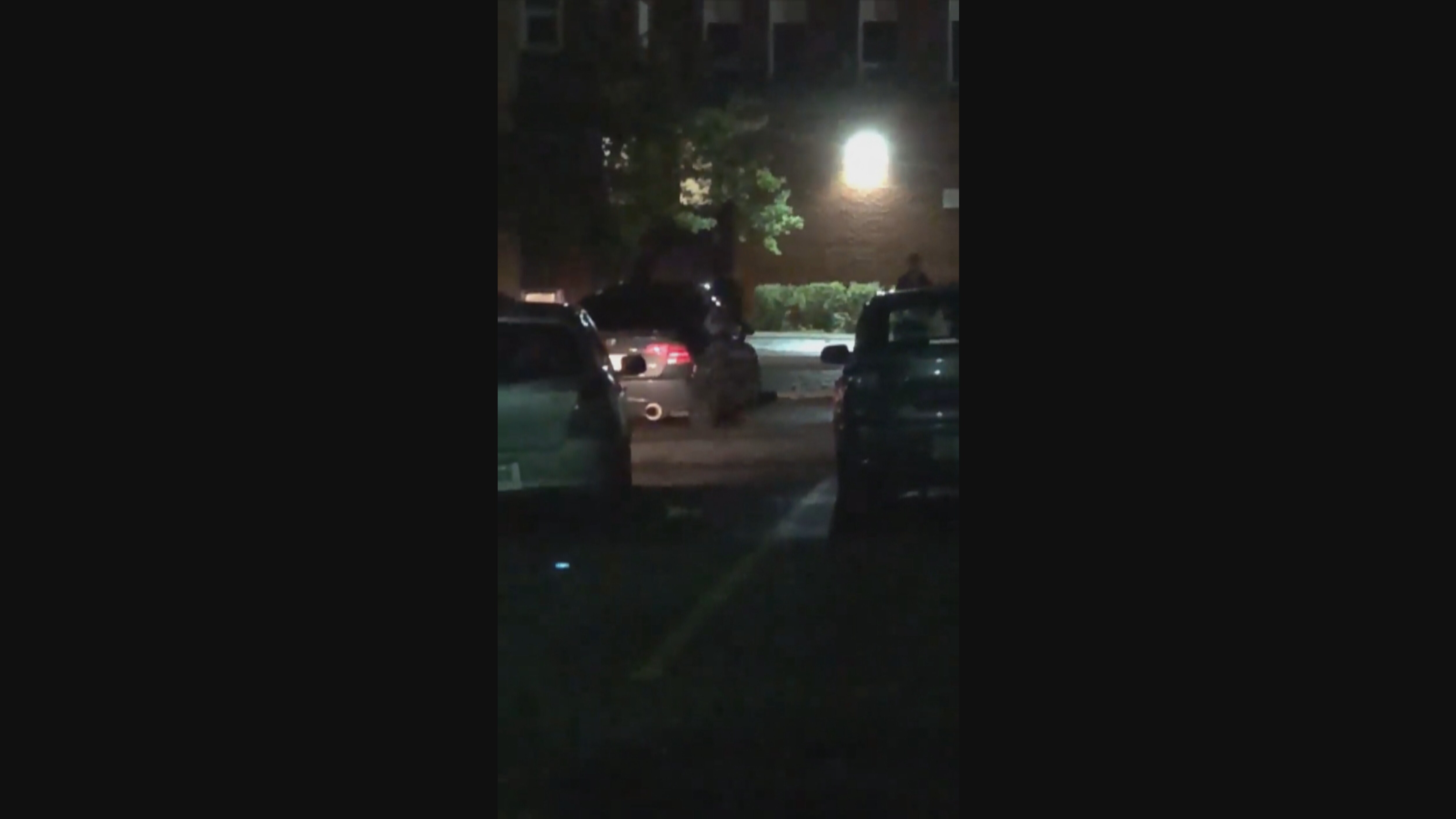 Une capture d'écran d'une vidéo Facebook montre deux personnes près d'un véhicule en marche qui fait beaucoup de bruit au beau milieu de la nuit. 
