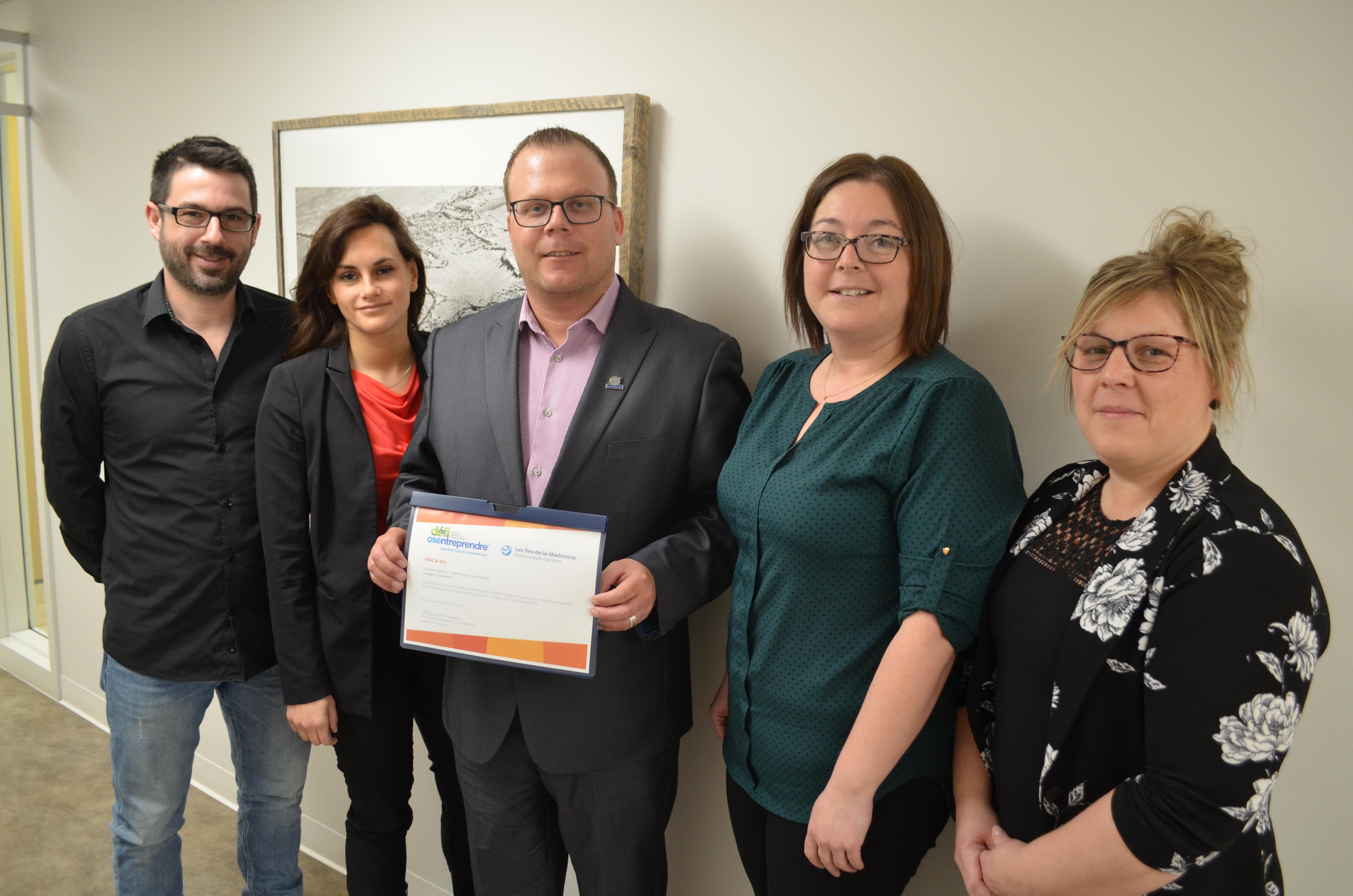 Les promoteurs du projet Vrac et Bio Sébastien Miousse et Amanda Poirier, accompagnés du maire des Îles Jonathan Lapierre ainsi que d'Annie Lebel et Céline Miousse de la Municipalité des Îles. 