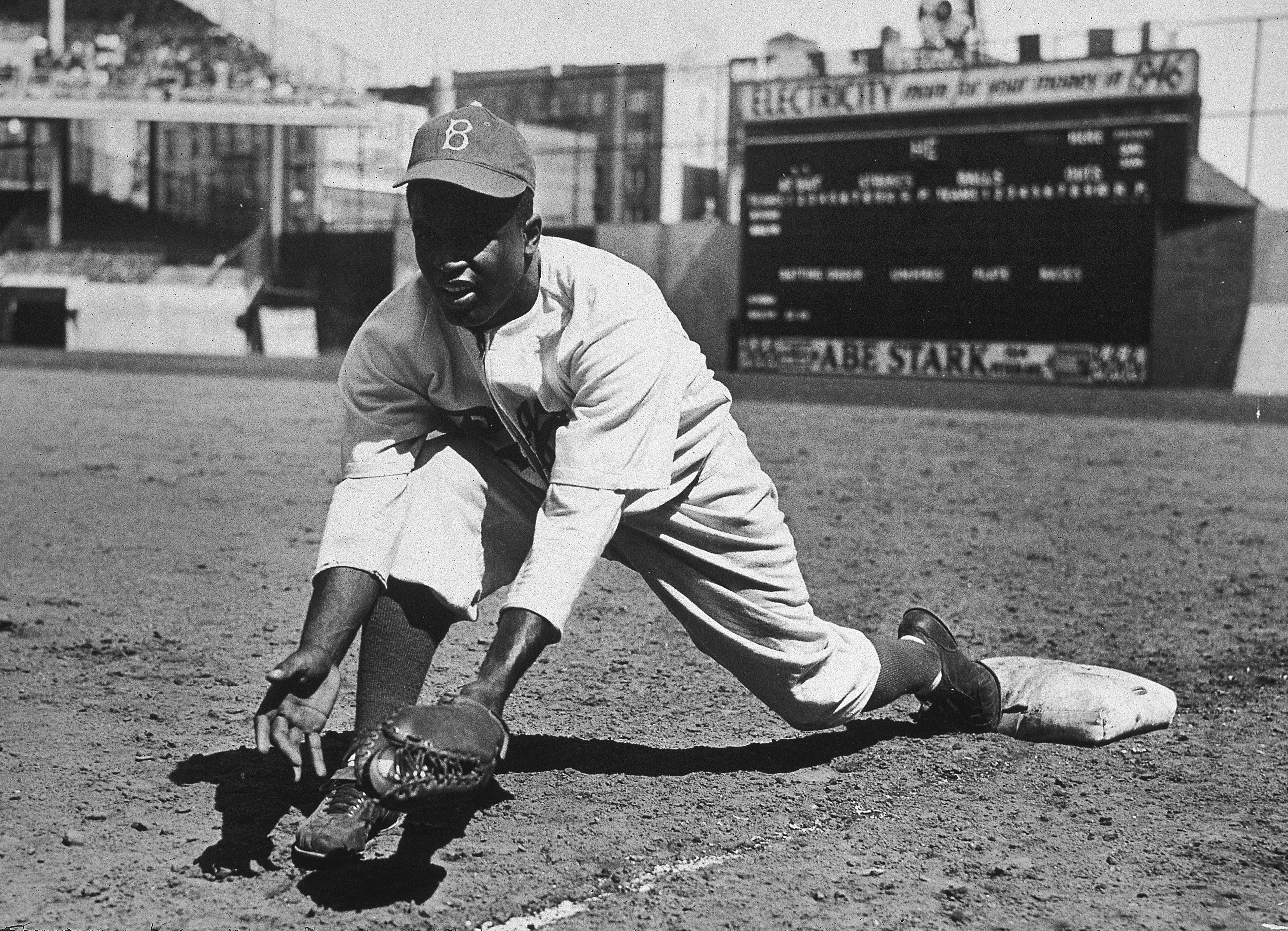 Il y a 75 ans, Jackie Robinson se joignait aux Royaux de Montréal, 1000  visages, un pays