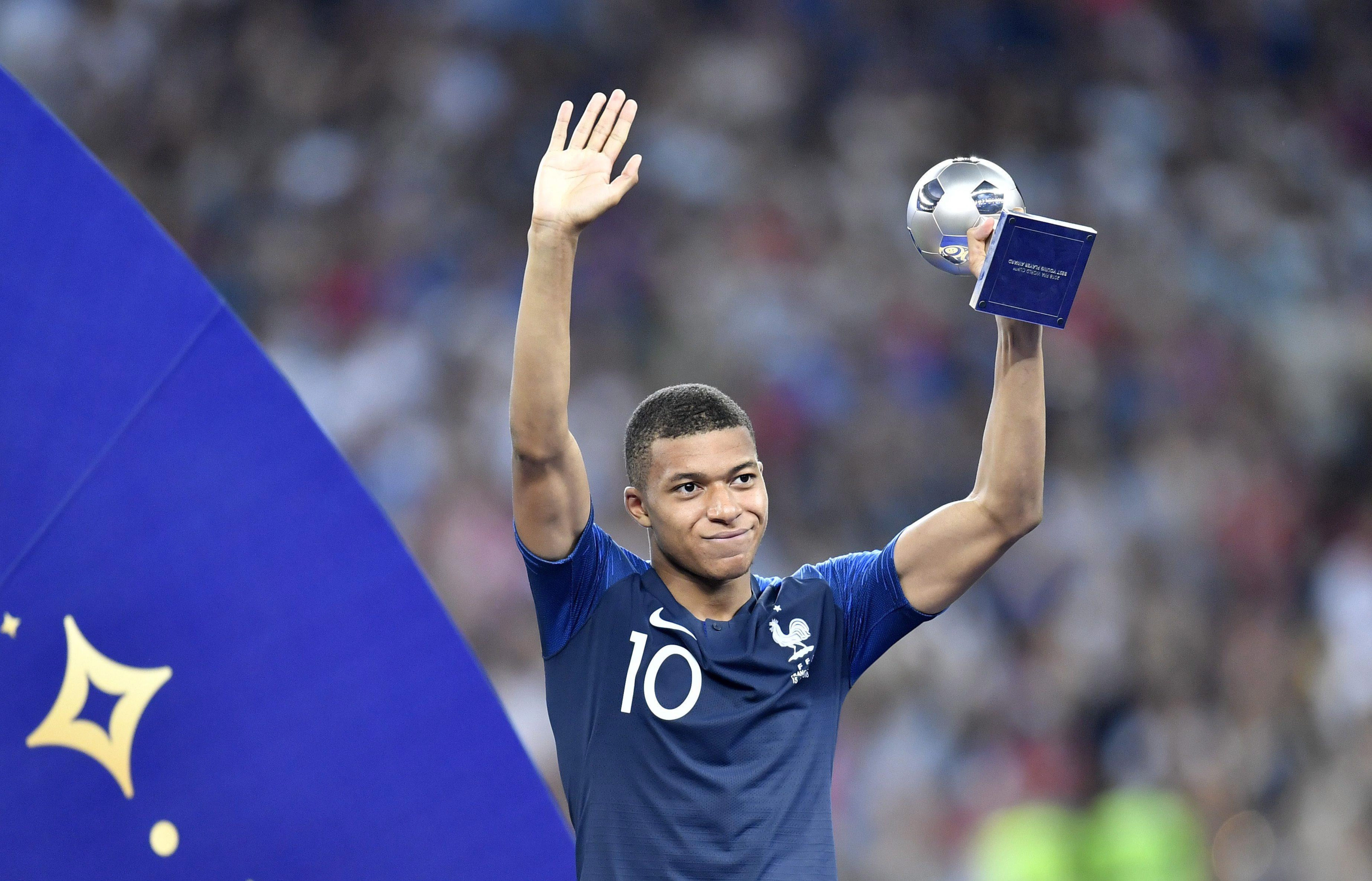 Маленький мбаппе. Мбаппе 2018. Вильфрид Мбаппе. Мбаппе награды. Mbappe World Cup.