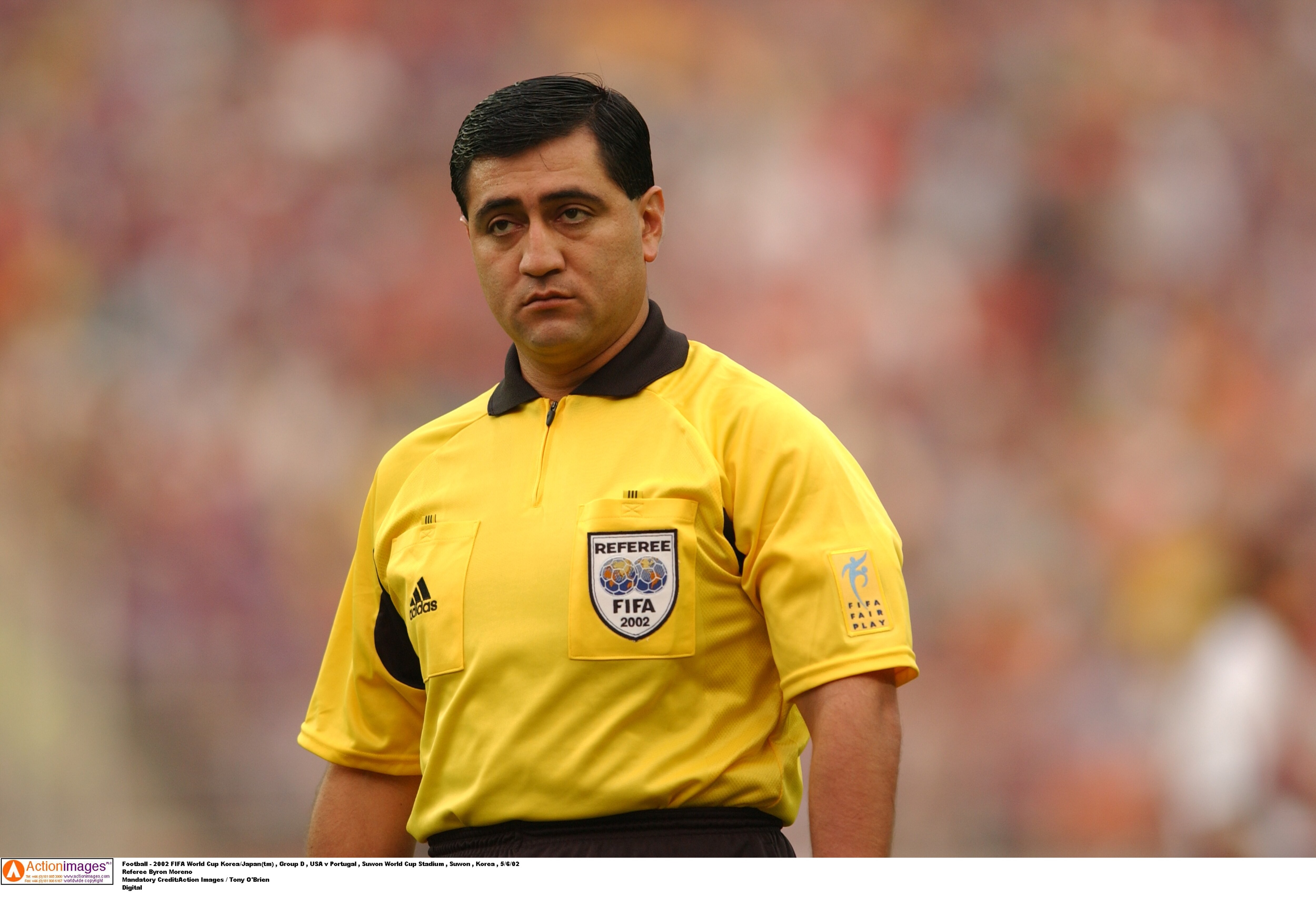 L'arbitre équatorien Byron Moreno montre un visage sévère.