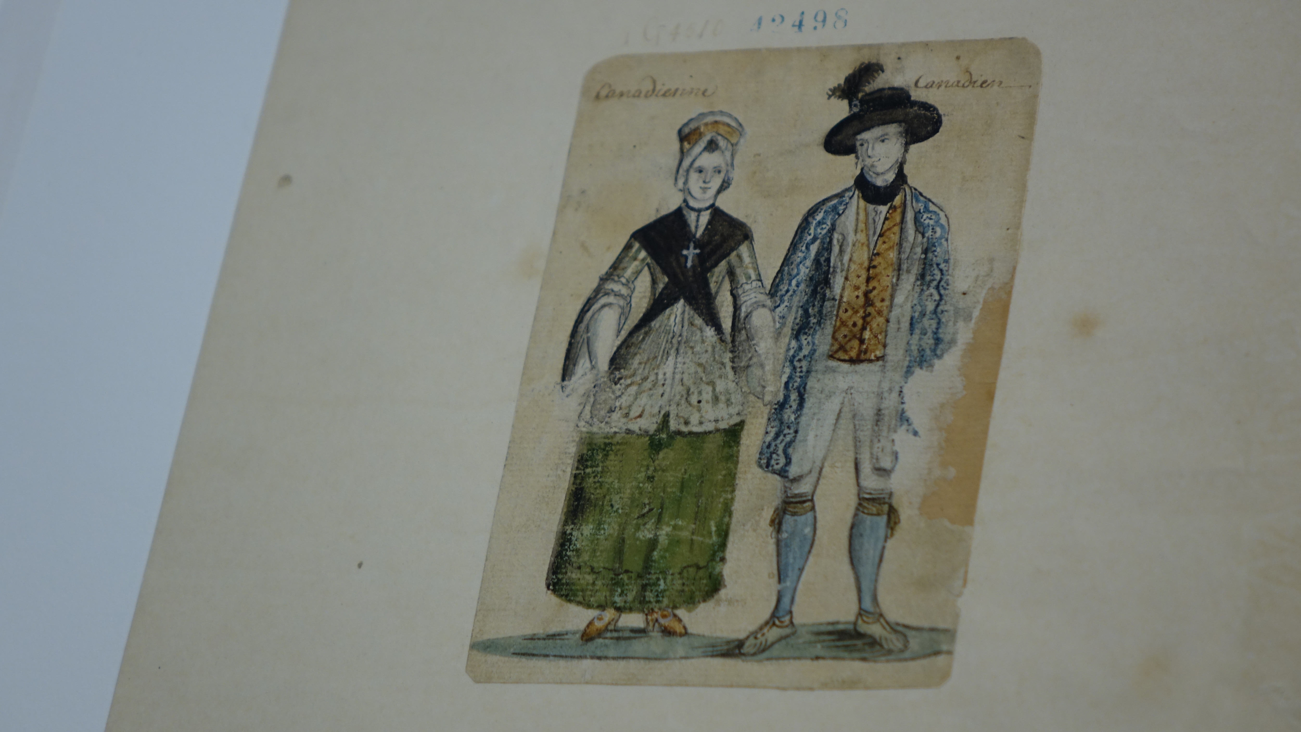 Une vieille image montrant une femme et un homme du 18e siècle.