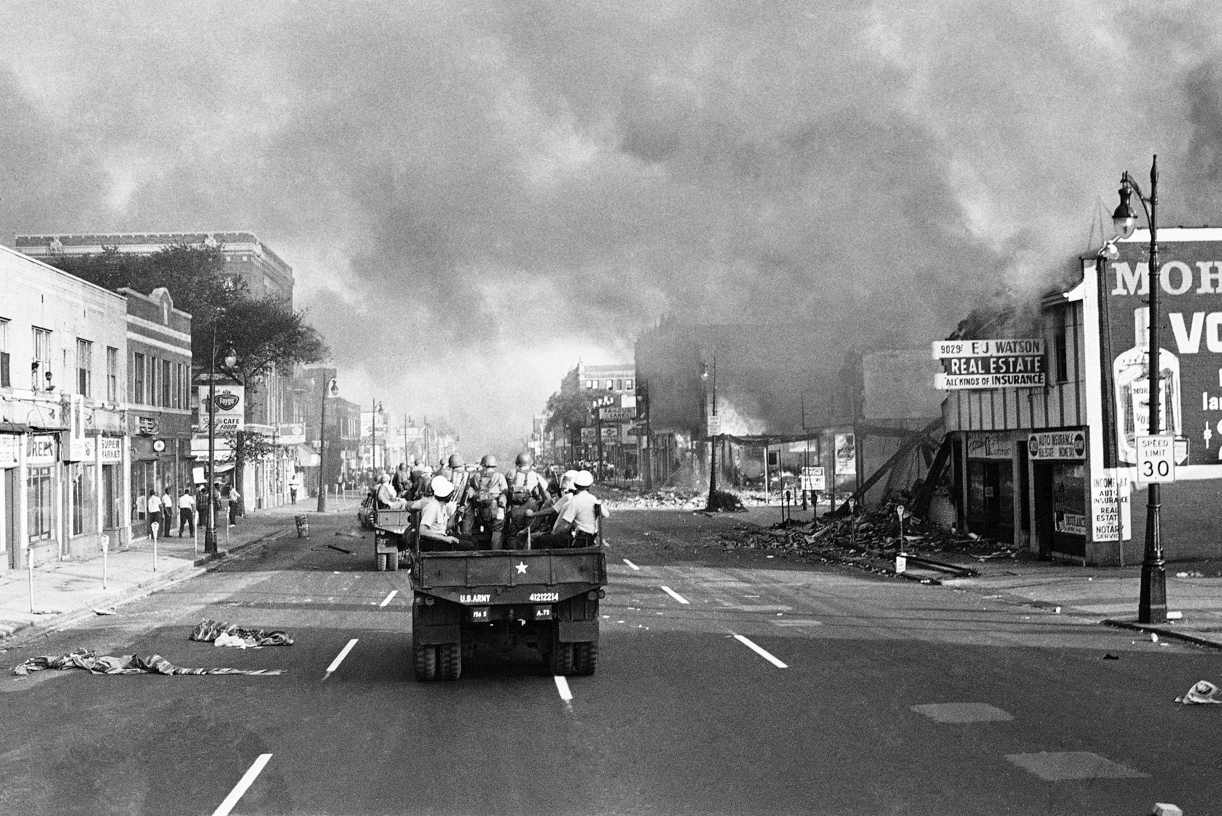 Une ère de pétrole et de bruit - Page 3 Detroit-emeute-riots-1967-4