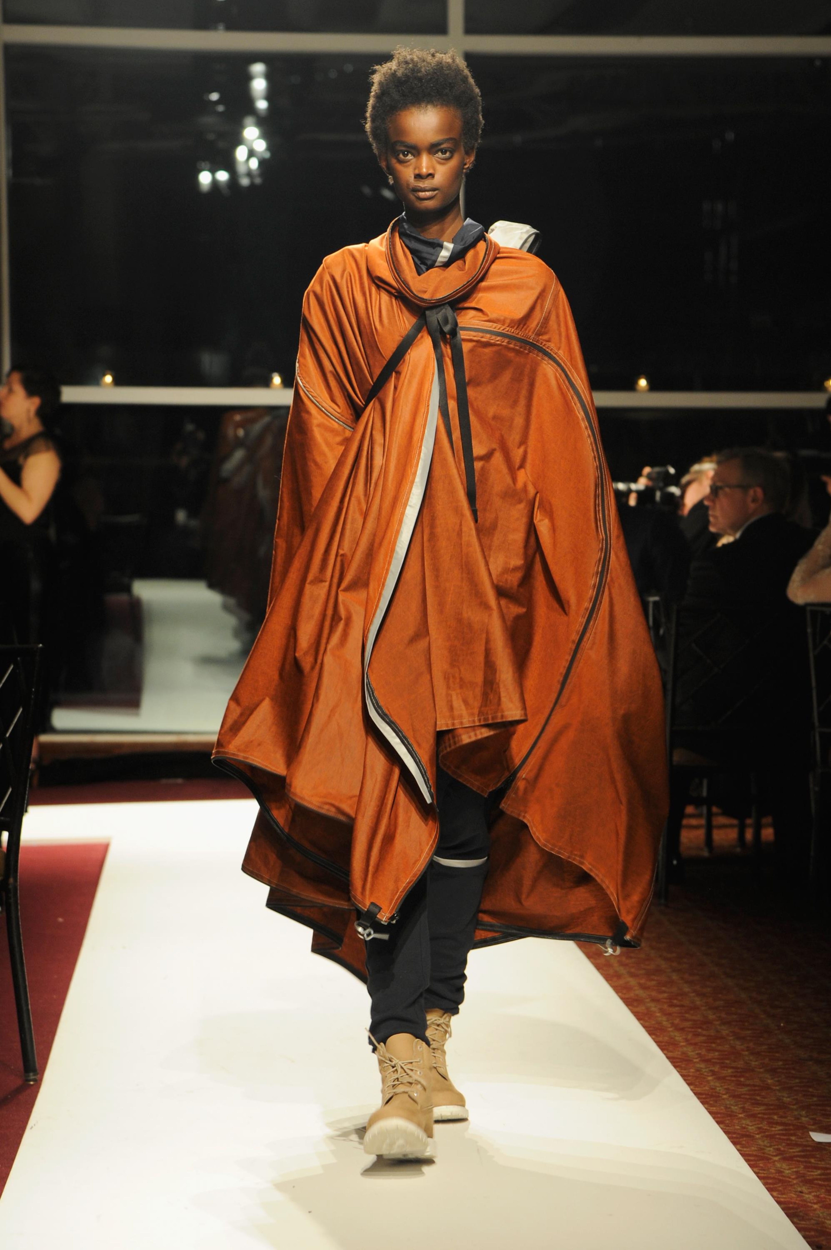 Un mannequin porte un vêtement conçu par la designer américaine Angela Luna.