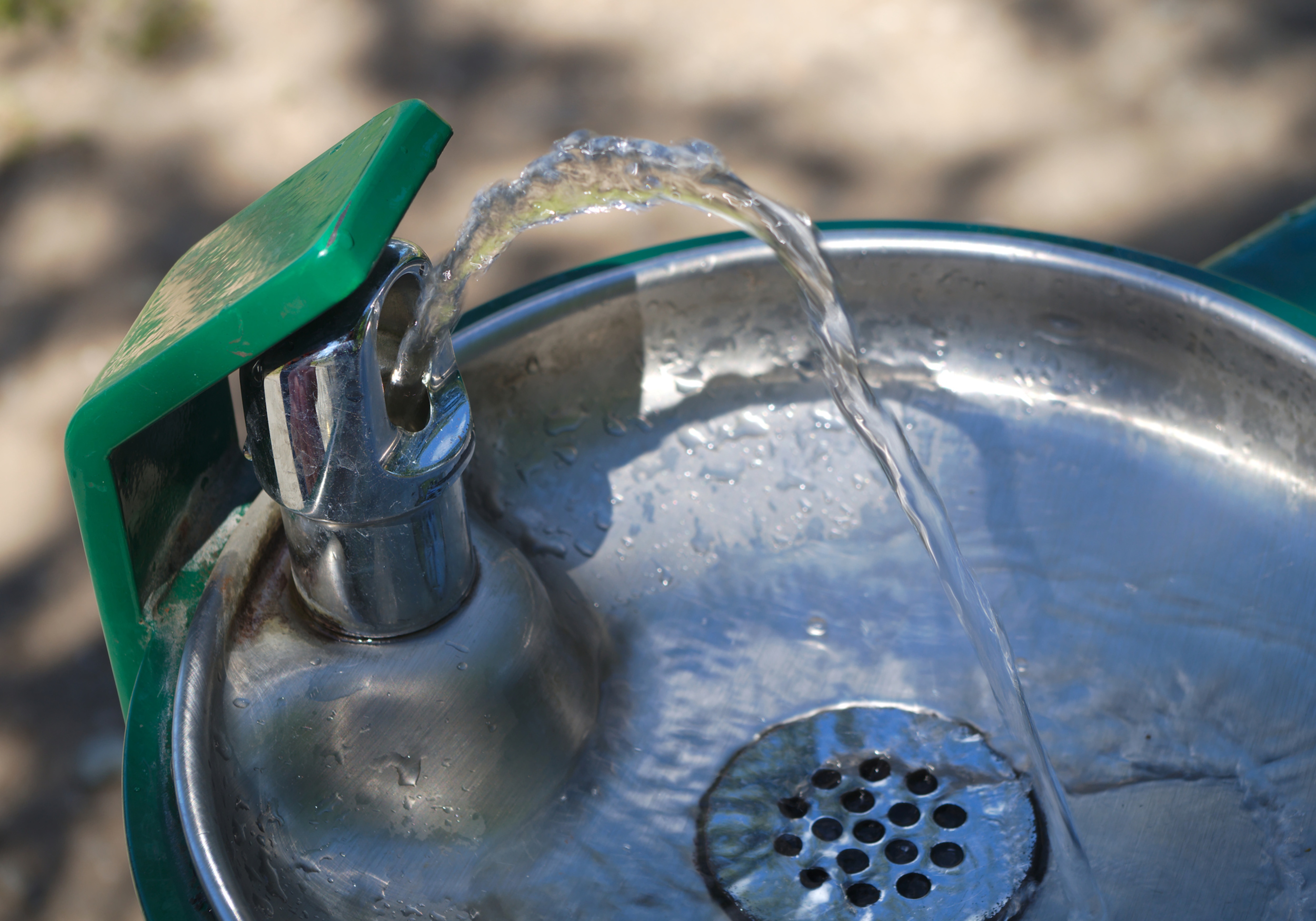 Nettoyage, détartrage, remplissage : comment bien boire l'eau