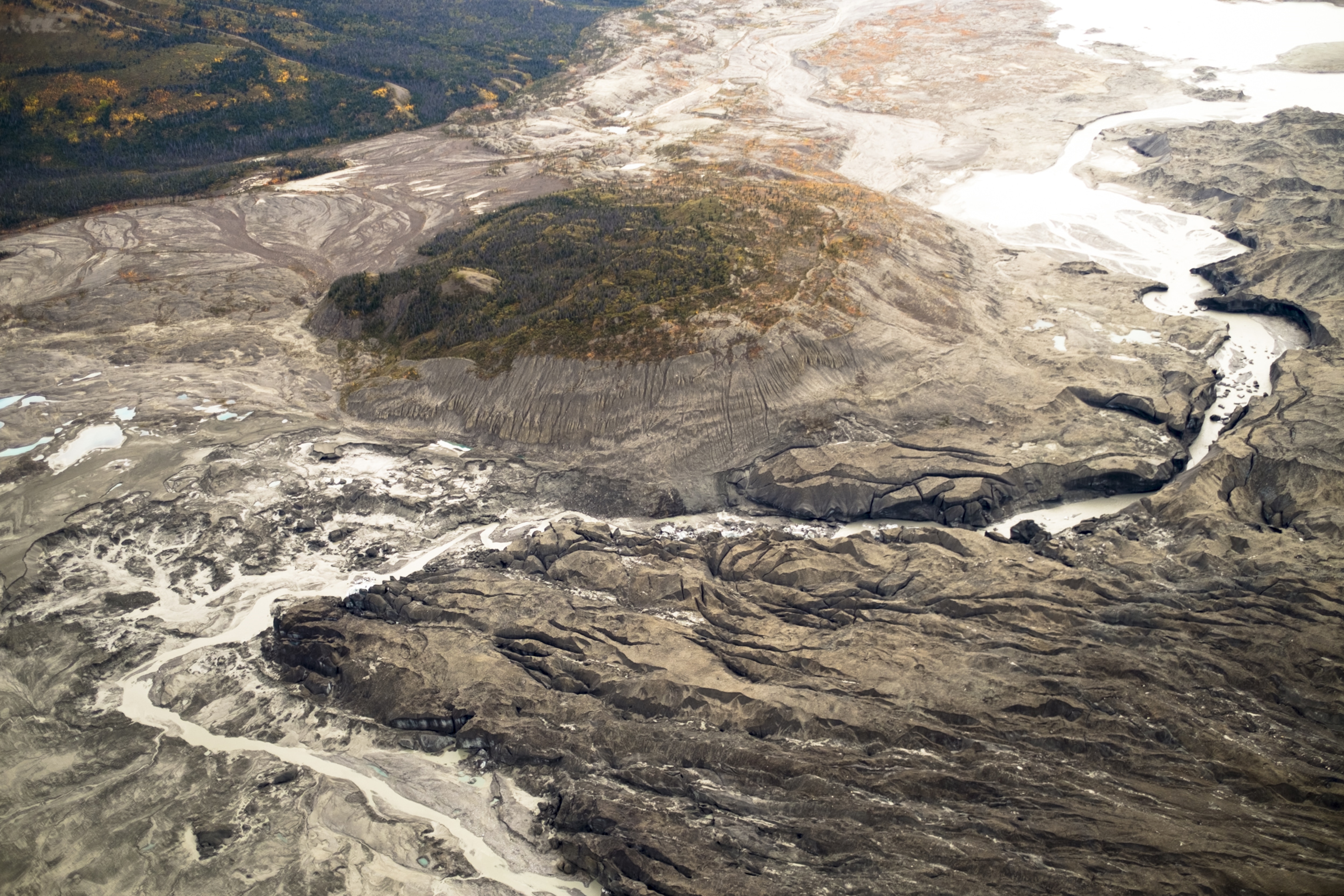 Vue aérienne du canyon charriant désormais l’eau du glacier loin de la rivière Slims et dans le lit de la rivière Kaskawulsh.