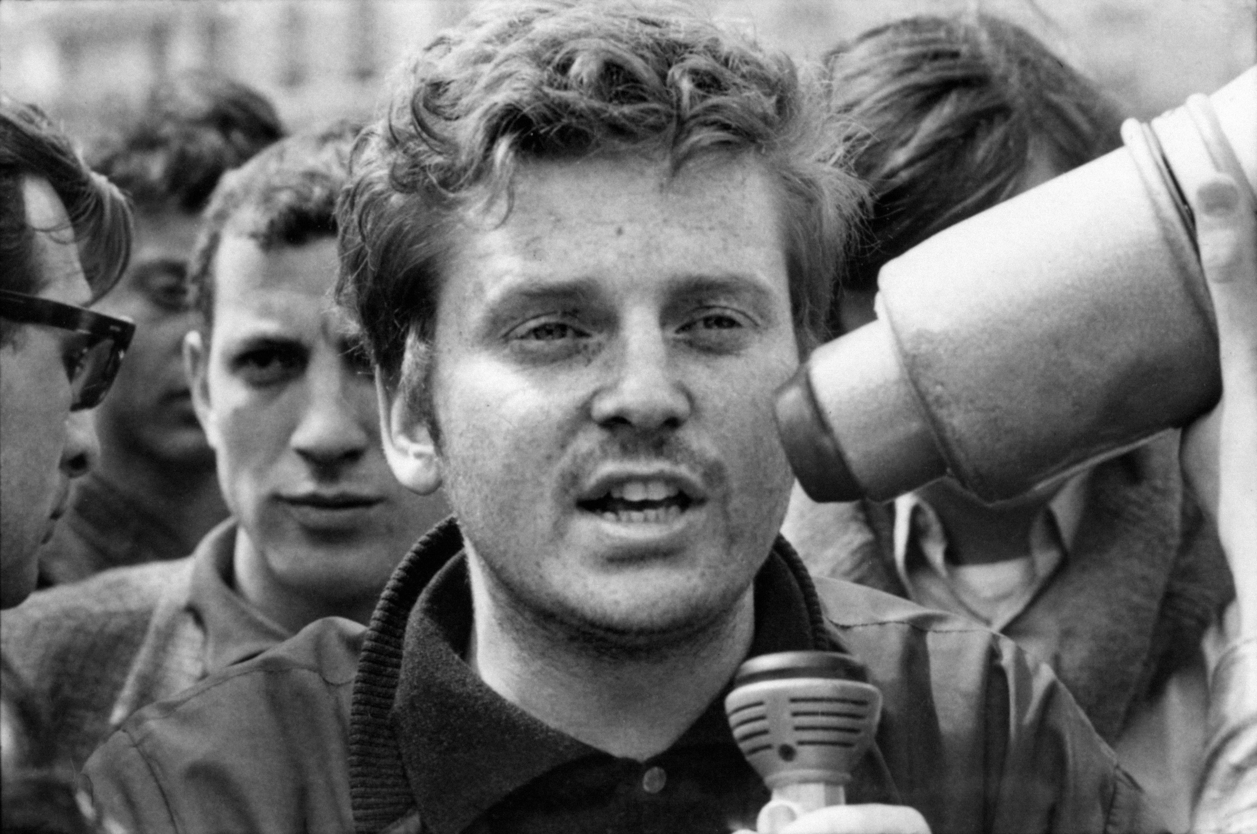 Le militant Daniel Cohn-Bendit s'exprime devant les médias lors de la manifestation du 13 mai 1968.