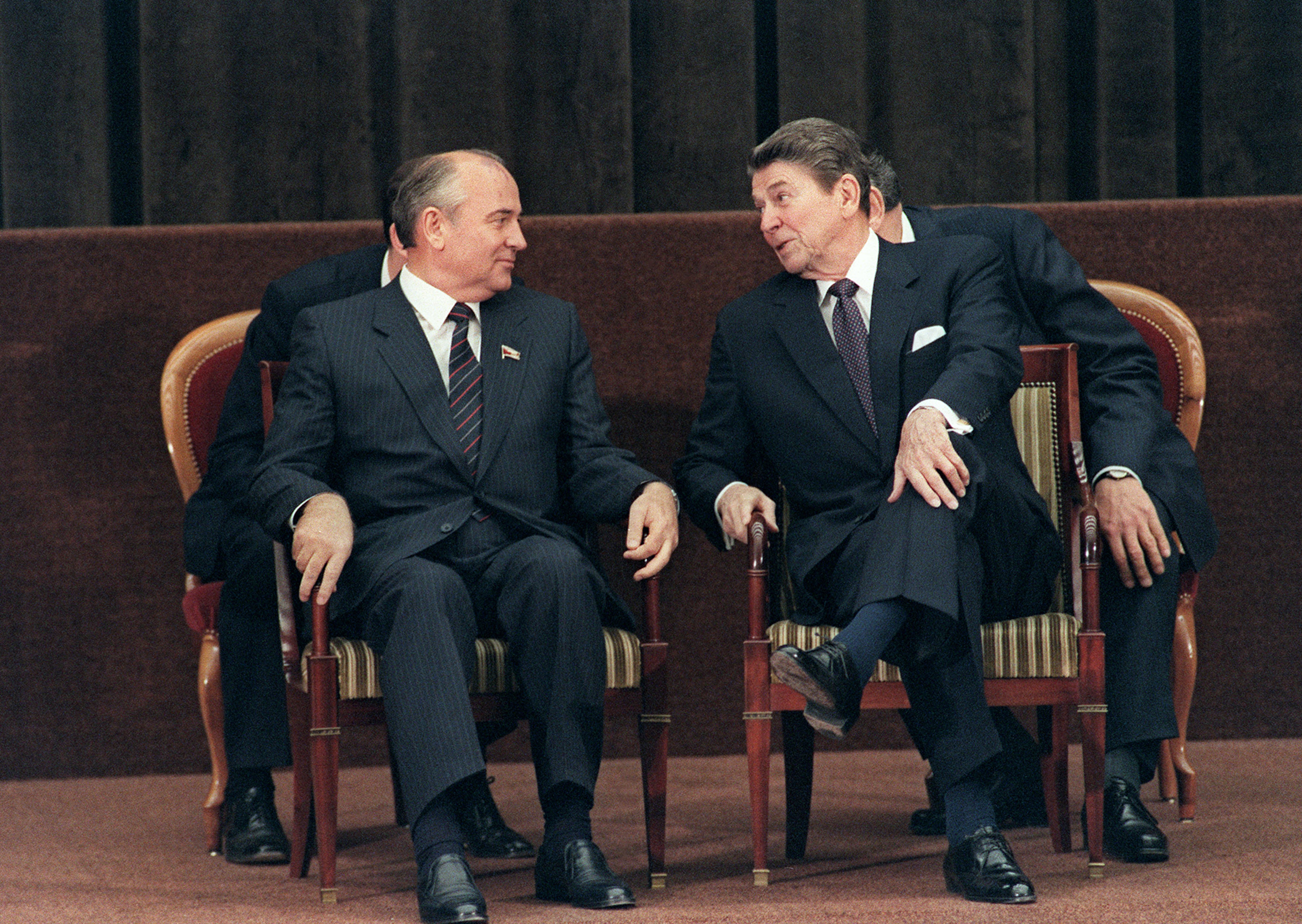 Assis sur des fauteuils, Mikhaïl Gorbatchev et Ronald Reagan discutent en 1985.
