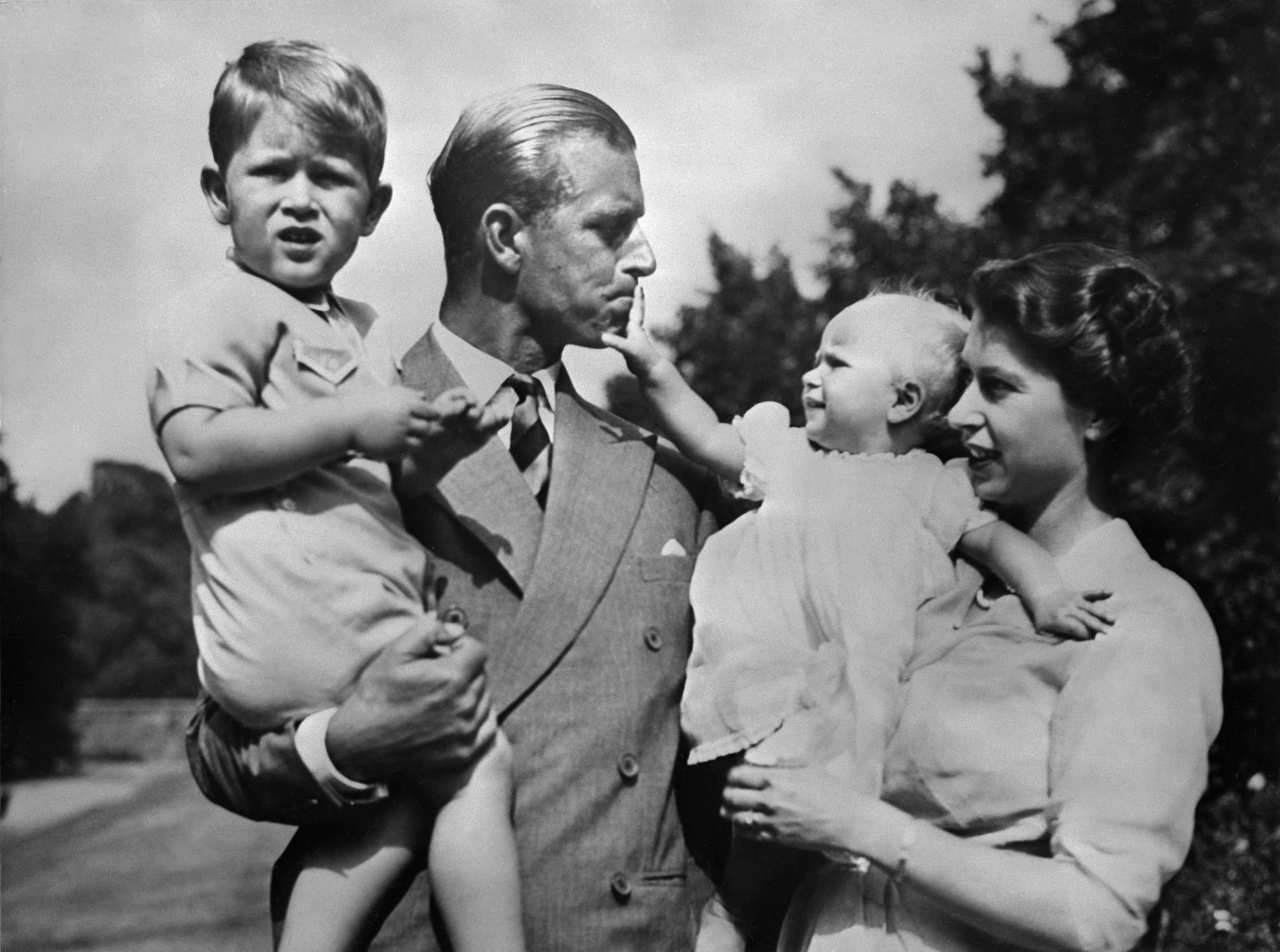 Photo de famille en noir et blanc. Anne et Charles sont de jeunes enfants.