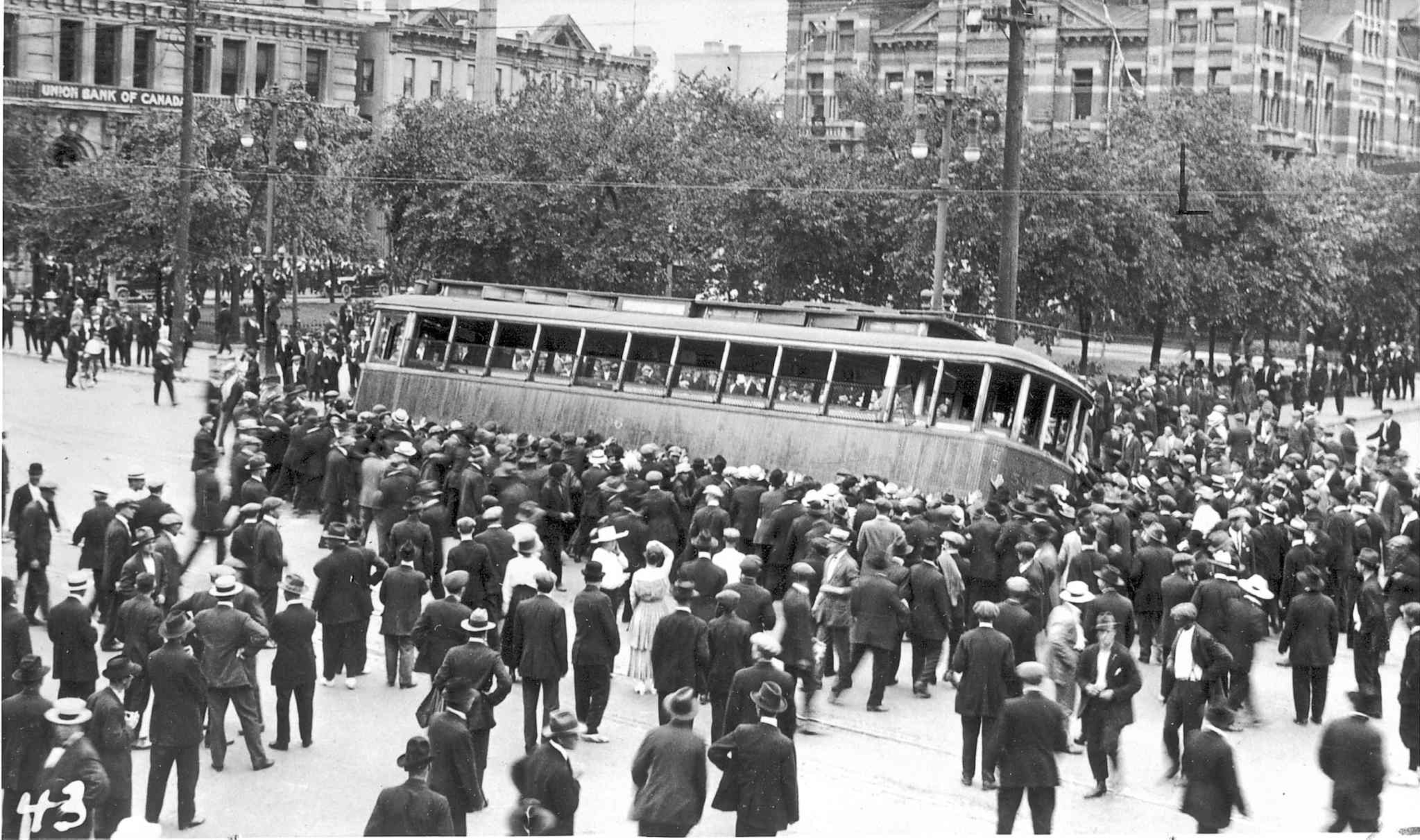 Un tramway est renversé lors de la grève de Winnipeg en 1919.