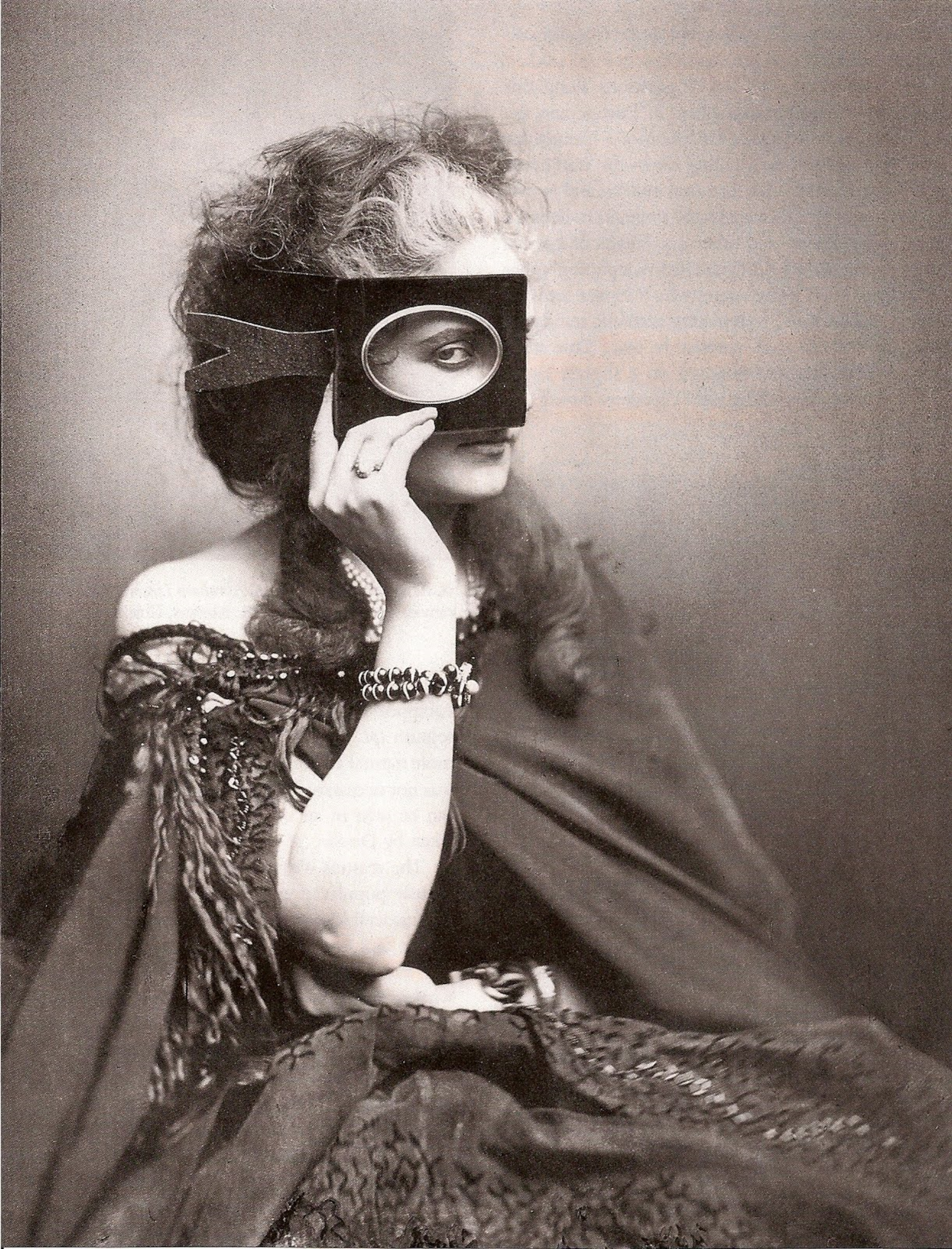 Pour cette photographie, Virginia de Castiglione se cache une partie du visage.