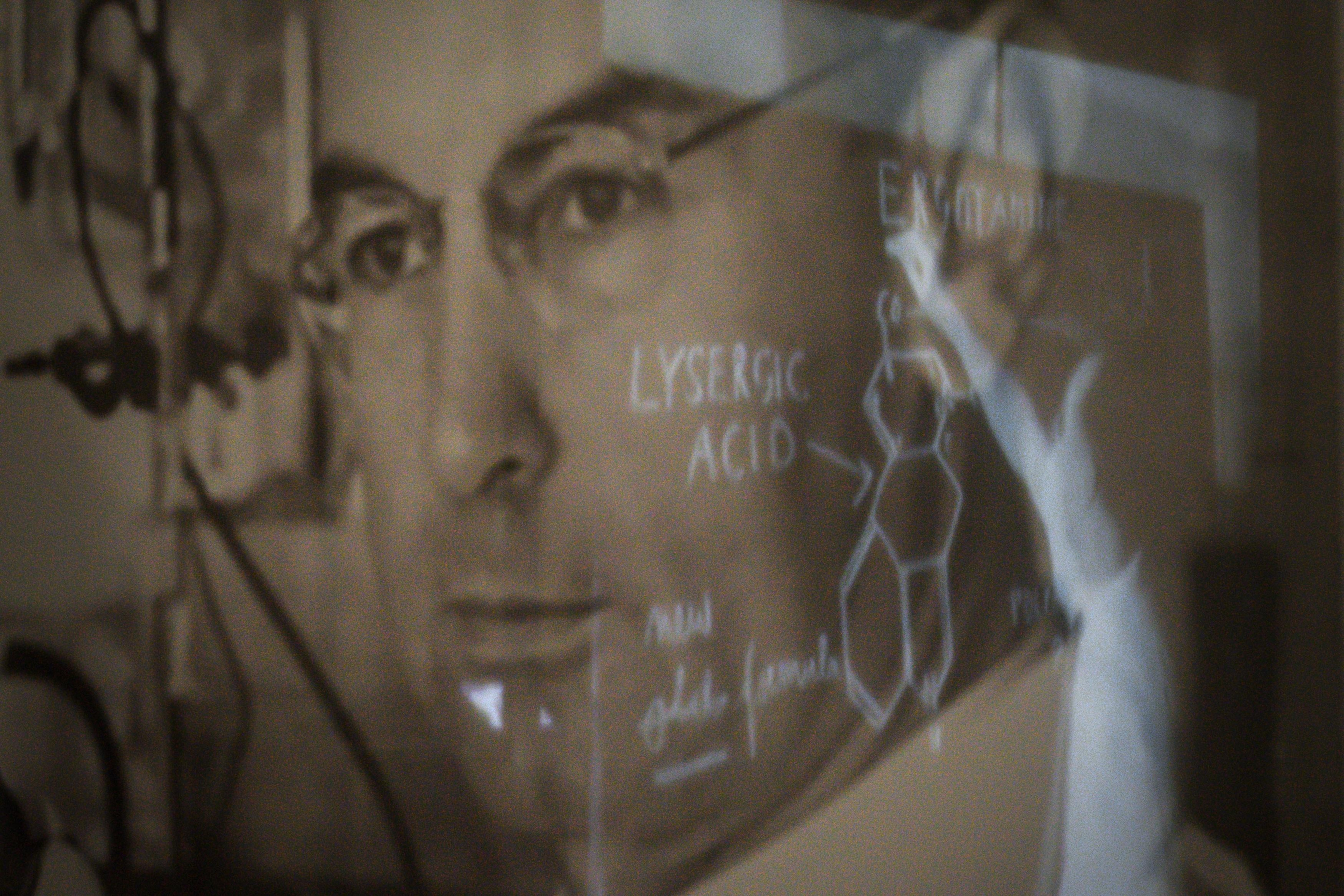 Un portrait du chimiste Hofmann faisant partie de l'exposition LSD, les 75 ans d'un enfant terrible. 